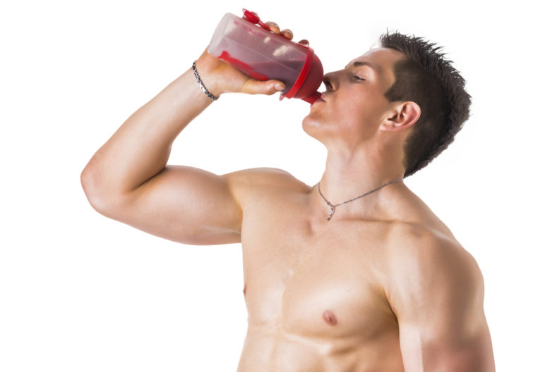Los suplementos de proteínas son muy utilizados por los hombres que quieren aumenta su masa muscular (iStock)