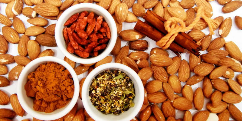 Las almendras son ricas en vitamina B2 y las nueces contribuyen a la buena circulación de la sangre (Pixabay