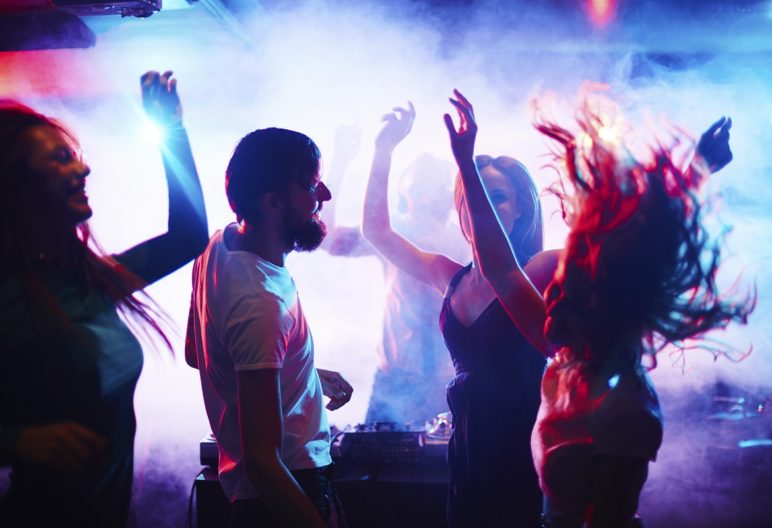 Un hombre baila con tres mujeres en una discoteca por que los tíos pagamos para entrar en la discoteca (IStock)