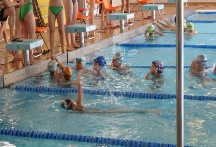 Son muchos los ejercicios que se pueden realizar en la piscina (Sdr Arenas Sección de Natación, Flickr)