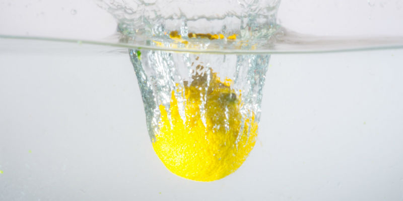 Entre los beneficios del agua con limón también destaca su poder antibacteriano (Pixabay)