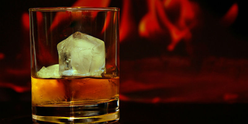 El alcohol relaja el esfínter esofágico, lo que provoca reflujos gástricos (Pixabay)