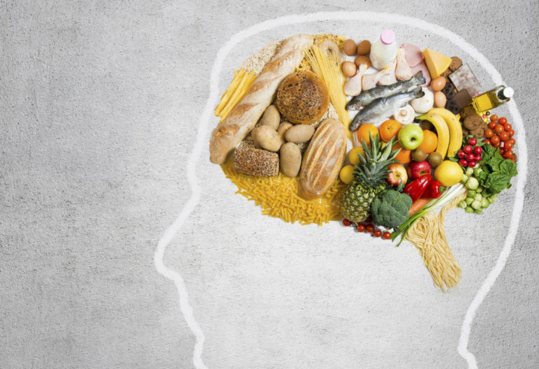 Hay alimentos que provocan daños en el cerebro (Istock)