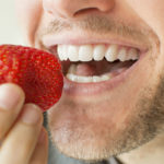 Hay alimentos que ayudan a mejorar la salud bucal (iStock)