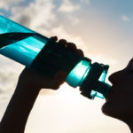 Beber agua es imprescindible para cualquier persona (iStock)