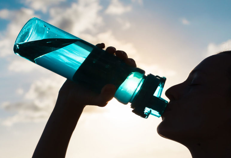 Beber agua es imprescindible para cualquier persona (iStock)