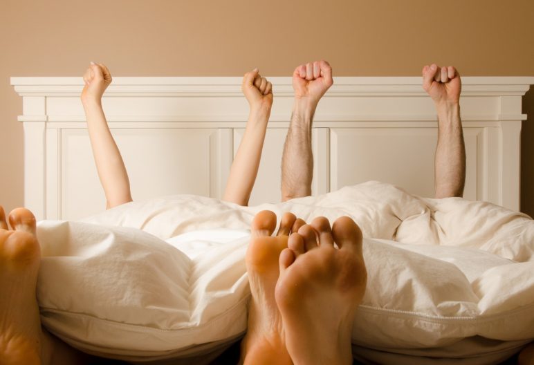 Una pareja celebra en la cama (IStock)