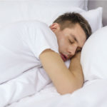 Hay alimentos que ayudan a conciliar el sueño. (iStock)