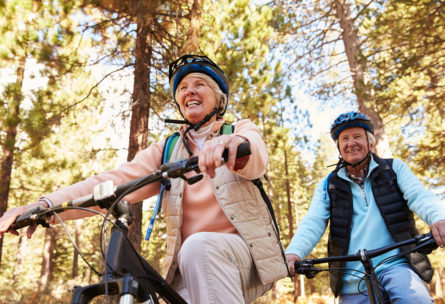 Rodar en bicicleta es una actividad ideal para personas de avanzada edad (iStock)