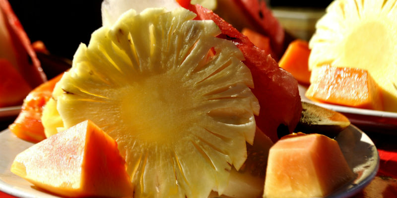 La piña y la papaya contienen una serie de enzimas que favorecen la combustión de las grasas. (Pixabay)