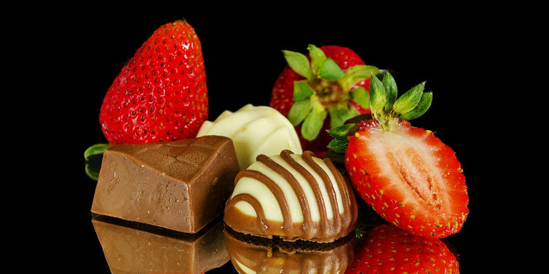 Las fresas y el chocolate son el colofón ideal para una cena romántica (Pixabay)