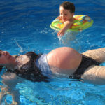 La natación y los ejercicios acuáticos son unos de los deportes con beneficios para el embarazo. eu - Pleasures, flickr