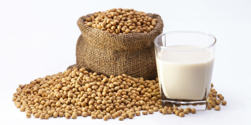 Otra de las mejores fuentes de calcio para los que no toman lácteos es la leche de soja. (iStock)