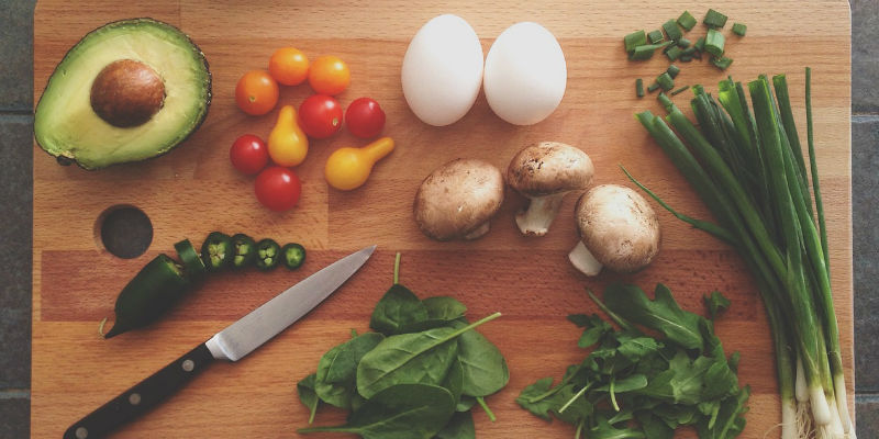 Huevos, aguacate, tomate, espinacas... son alimentos que ayudar a quemar grasas. (Pixabay)