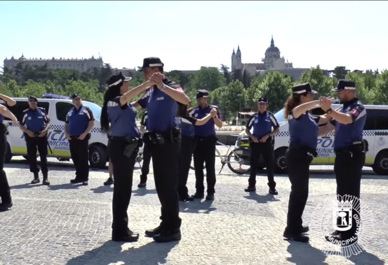 Instante en el que la Policía empieza a bailar un chotis (Youtube)