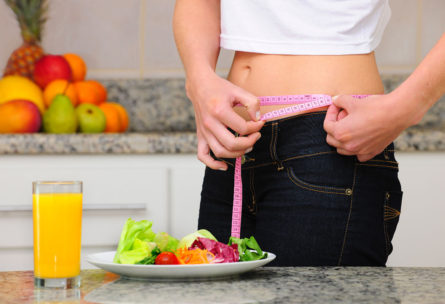 Una buena alimentación debe acompañar a los ejercicios para reducir cintura. (iStock).