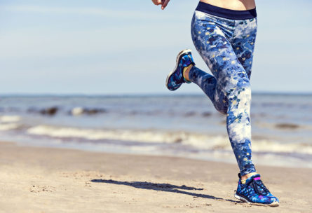 Correr en la arena tiene beneficios y riesgos. (iStock).