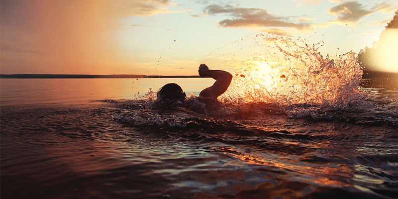 Lógicamente, nadar es uno de los ejercicios que se puede hacer en verano (iStock)