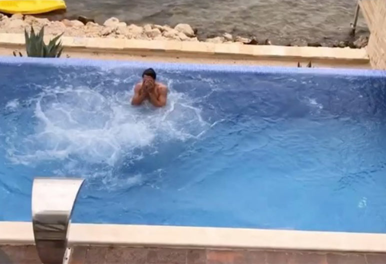 Matt Hummels tras saltar desde el balcón (Instagram)