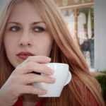 Mujer tomando café