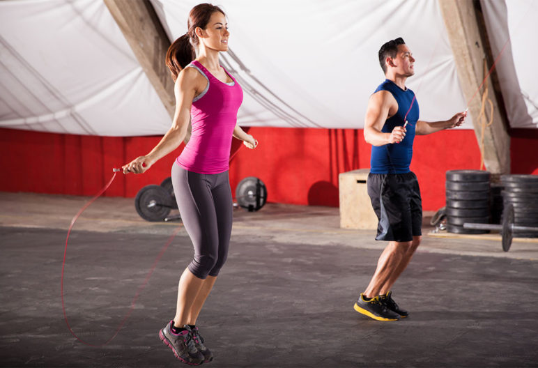 Saltar a la cuerda es uno de los ejercicios de cardio para adelgazar (iStock)