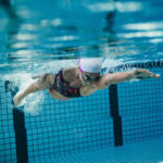 Un ejercicio cardiovascular, por ejemplo la natación, debe ser el primero que se realice cuando el objetivo es perder peso (iStock)