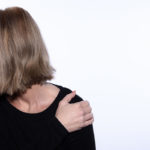 La hernia discal puede provocar dolores en brazo y hombros (iStock)