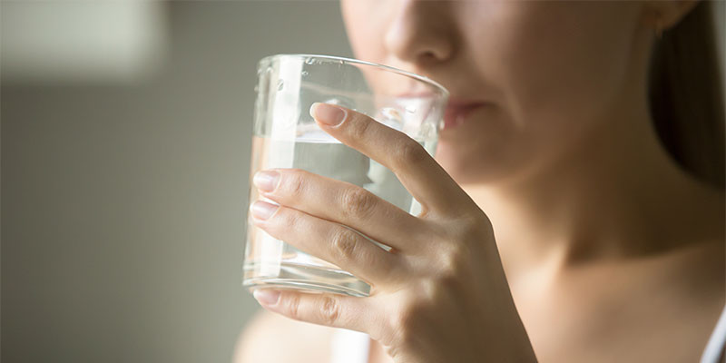 Beber agua puede atemperar el dolor de cabeza (iStock)