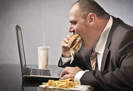 Comer frente al ordenador es un mal hábito