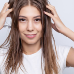 Tomar vitaminas para el pelo puede ayudarte a evitar la caída (Canva)
